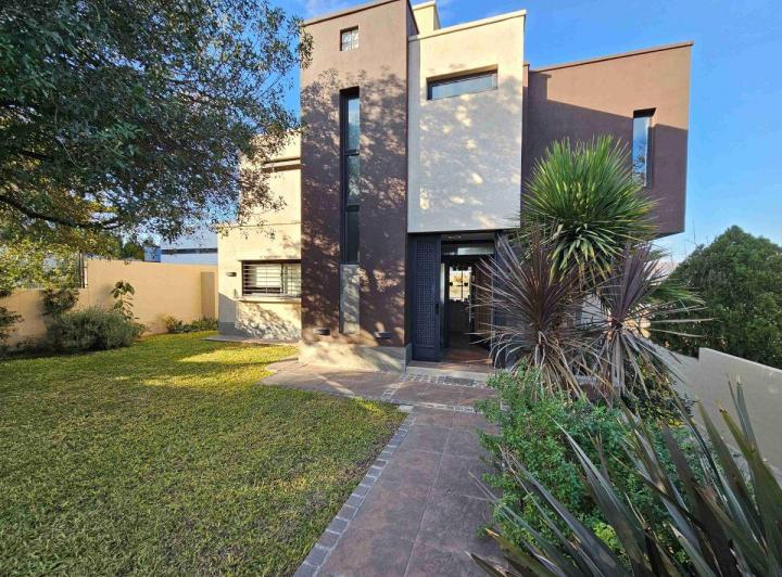 Casa · 265m² · 6 Ambientes · 4 Cocheras