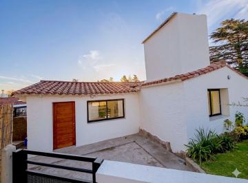 Casa de 3 ambientes, La Falda · Casa | 3 Ambientes | Reciclada a Nueva | Cochera Doble | Parrilla | Villa Edén