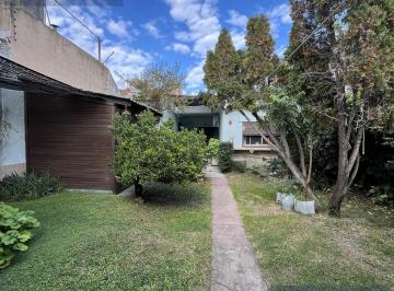 Casa · 122m² · 4 Ambientes · 2 Cocheras · Casa con Gran Parque, Quincho y Cochera Para 2 Vehículos | Quilmes Oeste