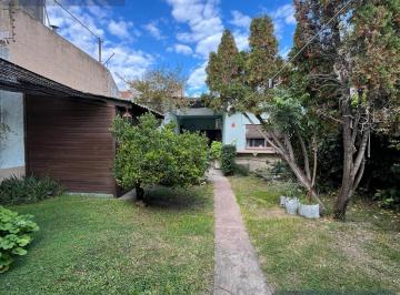 Casa · 122m² · 4 Ambientes · 2 Cocheras · Casa con Gran Parque, Quincho y Cochera Para 2 Vehículos | Quilmes Oeste