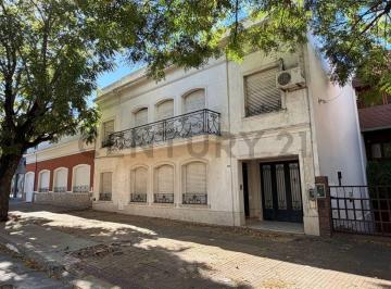 Casa · 205m² · 7 Ambientes · 1 Cochera · Casa en Venta en La Plata
