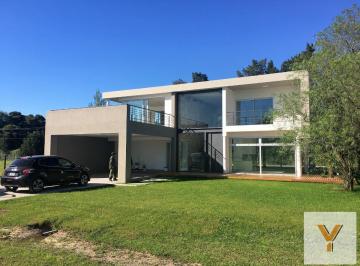 Casa · 290m² · 6 Ambientes · 2 Cocheras · Casa en Venta - 4 Dorm. 2 Baños - 290 m² - La Cándida - Berazategui