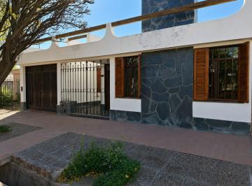 Casa · 6 Ambientes · 2 Cocheras · Casa en Godoy Cruz