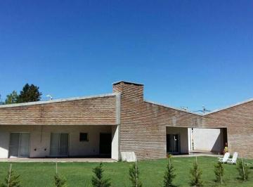 Casa · 315m² · 3 Ambientes · 2 Cocheras · Venta Ó Alquiler - Casa 3 Habitaciones en Solares del Carcarañá