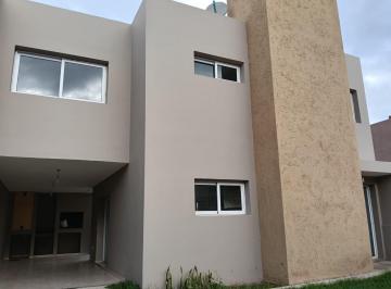 Casa · 170m² · 6 Ambientes · 1 Cochera · Casa en Alquiler en Campo de Vuelo 3