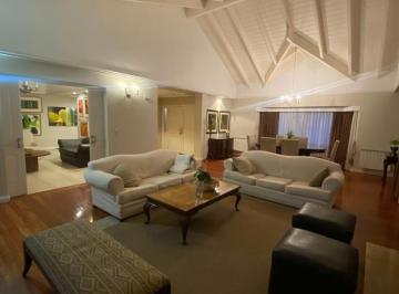 Casa · 500m² · 5 Ambientes · 2 Cocheras · Alquiler Amoblado de Categoría V. Allende Golf