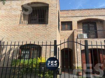 Casa · 220m² · 4 Ambientes · 3 Cocheras · Casa a La Venta 4 Amb. Jardin Apta Credito. Lugano