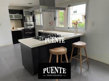 Casa · 200m² · 6 Ambientes · Casa en Campos de Echeverria Venta con Renta