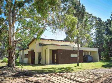 Casa · 196m² · 4 Ambientes · 1 Cochera · Venta de Casa en Villarobles. a Estrenar