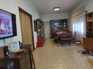 Casa · 180m² · 3 Ambientes · Casas en Venta - 4 Dorm. 3 Baños - 300 m² - Temperley