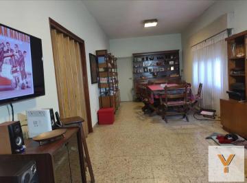 Casa · 180m² · 3 Ambientes · Casas en Venta - 4 Dorm. 3 Baños - 300 m² - Temperley