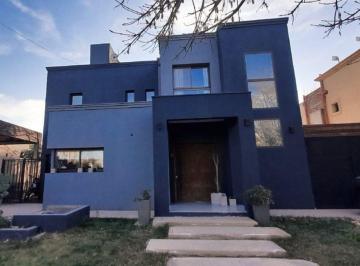 Casa · 260m² · 6 Ambientes · 2 Cocheras · Venta de Excelente Casa en Barrio Privado de Maipu