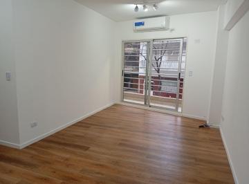 Departamento de 3 ambientes, Barrio Norte · Hermoso Semipiso Al Frente con Balcon Corrido. Edificio con Piscina