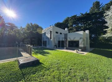 Casa · 230m² · 4 Ambientes · Excelente Casa Quinta con Gran Parque y Piscina en El Remanso