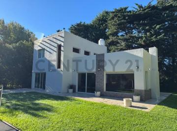 Casa · 230m² · 4 Ambientes · Excelente Casa Quinta con Gran Parque y Piscina en El Remanso