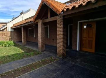 Casa · 184m² · 4 Ambientes · 1 Cochera · Casa Frente Al Carrefour, en El Barrio El Mirador, Luján