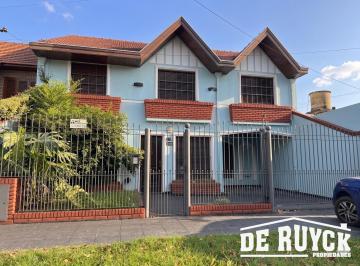 Casa · 300m² · 4 Ambientes · 1 Cochera · Chalet en Barrio Los Cooperarios, 4 Ambientes con Quincho