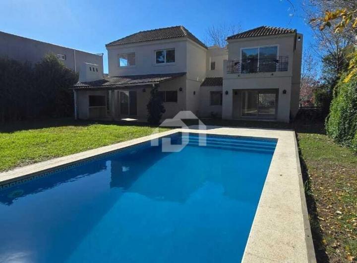 Casa · 265m² · 7 Ambientes · 4 Cocheras