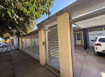 Casa · 107m² · 4 Ambientes · 1 Cochera · Casa de 3 Dorm. con Pileta en Ricardone.