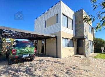 Casa · 132m² · 4 Ambientes · 4 Cocheras · Casa en Alquiler en Santa Elena, Pilar del Este, Pilar