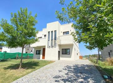 Casa · 221m² · 5 Ambientes · Casa en Venta en Araucarias, Puertos, Escobar