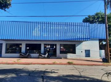 Local comercial · 211m² · 6 Ambientes · 1 Cochera · Local en Alberdi Buena Ubicacion!