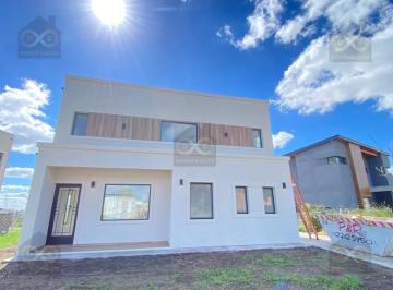 Casa · 135m² · 5 Ambientes · 1 Cochera · Casa en Venta en Santa Elisa, Pilar del Este, Pilar
