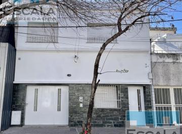 Casa · 150m² · 6 Ambientes · 1 Cochera · Casa de 2 Dorm en Alquiler Rosario