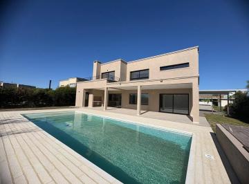 Casa · 310m² · 6 Ambientes · 5 Cocheras · Casa en Alquiler Haras Santa Maria