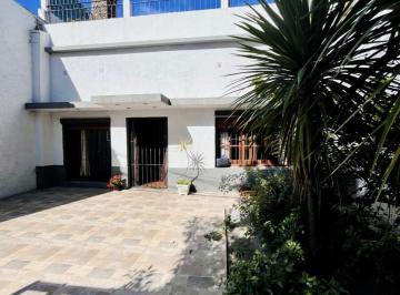 Casa · 191m² · 7 Ambientes · 1 Cochera · Venta de Casa en La Comercial de 2 Plantas con Entrepiso