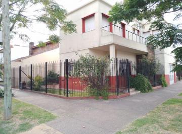 Casa de 5 ambientes, Morón · Inmobiliaria Vende Amplia Casa en Esquina en Castelar Norte