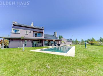 Casa · 274m² · 6 Ambientes · 4 Cocheras · Casa en Fincas de San Vicente Club de Golf de 5 Ambientes con Dep, Pileta, Quincho y Parrilla