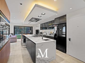 Casa · 495m² · 6 Ambientes · 3 Cocheras · Excelente Casa en Zona Embajadas - Belgrano - 6 Ambientes - 3 Cocheras - Pileta - Jardin