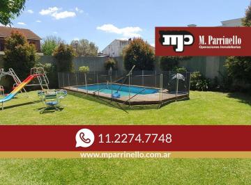 Casa · 409m² · 5 Ambientes · 1 Cochera · Espectacular Residencia con Amplio Jardín y Piscina en Zona Residencial - en Venta