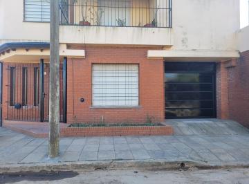 Casa · 80m² · 3 Ambientes · 1 Cochera · Casa en Alquiler Zona Centro Zárate