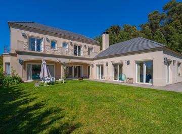 Casa · 230m² · 4 Ambientes · 2 Cocheras · Casa en Arenas del Sur