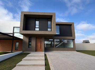 Casa · 230m² · 7 Ambientes · 2 Cocheras · Casa en Docta