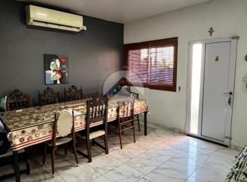 Casa · 100m² · 5 Ambientes · 1 Cochera · Venta Casa en Praderas 4, Angel Gallardo, Lista Para Entrar a Vivir.