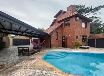 Casa · 200m² · 5 Ambientes · 3 Cocheras · Venta Casa 5 Amb en Caisamar C/ Piscina y Quincho