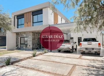 Casa · 350m² · 10 Ambientes · 3 Cocheras · Hermosa y Moderna Casa en Siete Soles Alqarias