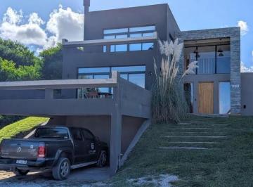 Casa · 180m² · 4 Dormitorios · Casa en Venta - 4 Dorm. 4 Baños - Residencial II