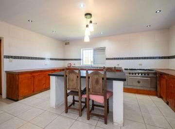 Casa · 276m² · 4 Ambientes · 2 Cocheras · Venta Casa 3 Dorm, Pileta y Parque en Caima