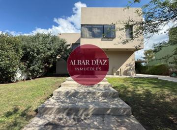 Casa · 290m² · 8 Ambientes · 2 Cocheras · Hermosa Casa en Valle del Golf con Pileta en Dos Plantas