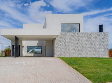 Casa · 283m² · 4 Ambientes · 4 Cocheras · Casa en Venta 4 Ambientes Barrio Aluen Ezeiza