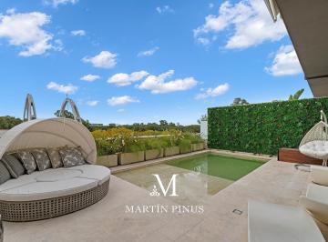 Casa · 450m² · 6 Ambientes · 4 Cocheras · Casa en Complejo Forum Alcorta - Pileta Propia y Parrilla