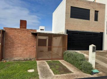 Casa · 92m² · 4 Ambientes · 1 Cochera · Casa en Alquiler, Dos Dorm., Planta Baja, Galería y Pileta, Docta