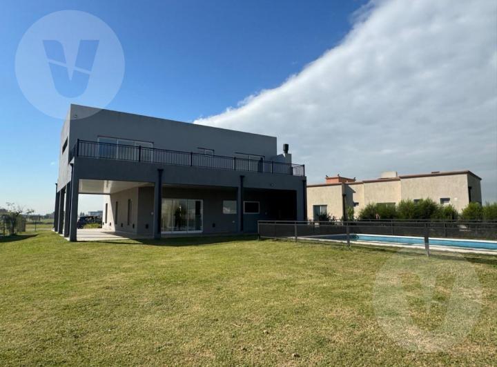 Casa · 235m² · 5 Ambientes · 2 Cocheras