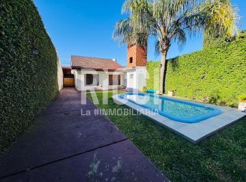 Casa · 176m² · 4 Ambientes · 2 Cocheras · Casa en Venta Apta a Credito de 4 Ambientes con Piscina en Berazategui Centro