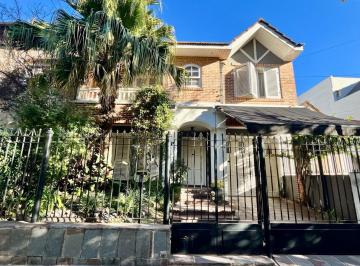 Casa · 200m² · 4 Ambientes · 2 Cocheras · Chalet de Categoría en Banfield Oeste – Fondo Parquizado con Piscina