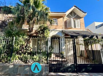 Casa · 200m² · 4 Ambientes · 2 Cocheras · Chalet de Categoría en Banfield Oeste – Fondo Parquizado con Piscina